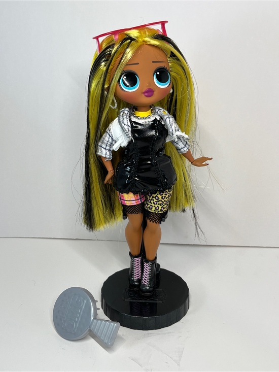 Other - LOL Surprise OMG Fashion Doll Alt Grrrl Yellow & Black Hair Stand Outfit Brush